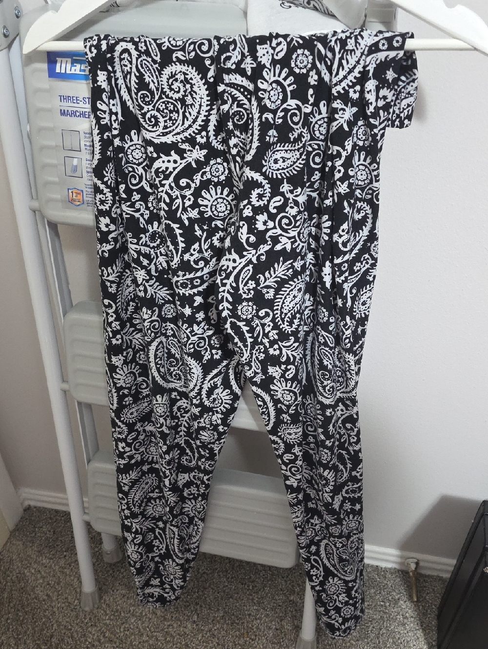 Women's Black & White Paisley Leggings - Classic Stretch Fit